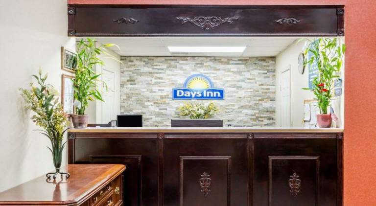 Days Inn by Wyndham Hendersonville — photo 4