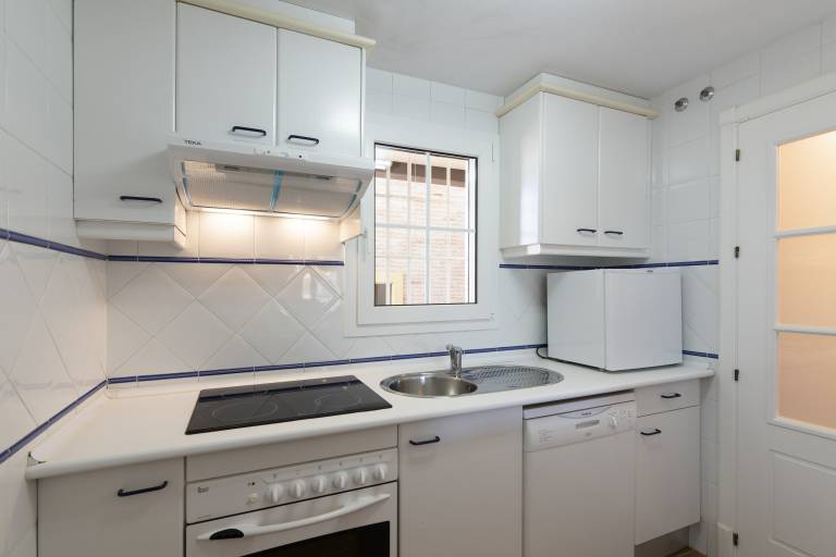 Fully equipped ample rental apartment with patio, yard & pool | Close to the beach | Dogs allowed — photo 5