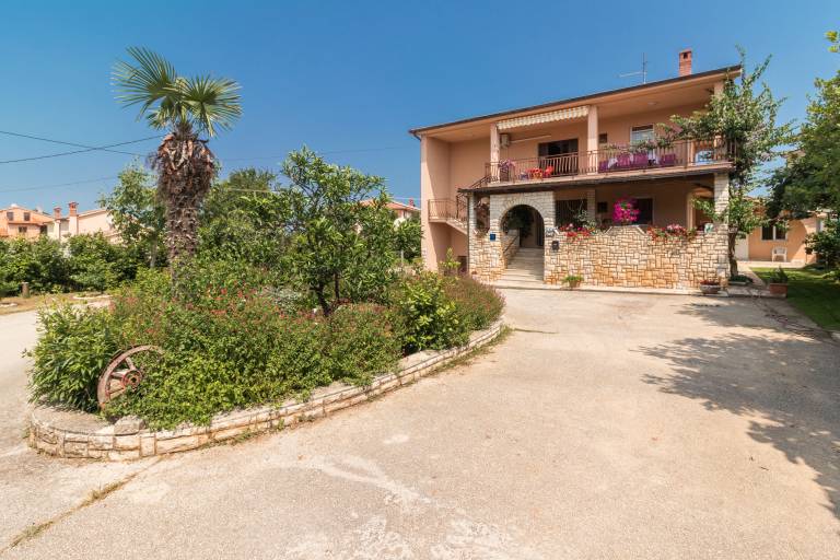 Holiday apartment with terrace & barbeque in Medulin