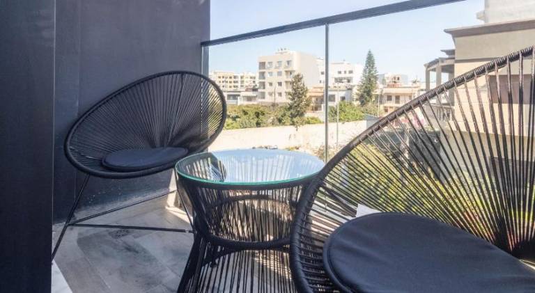 Apartment with patio — photo 5