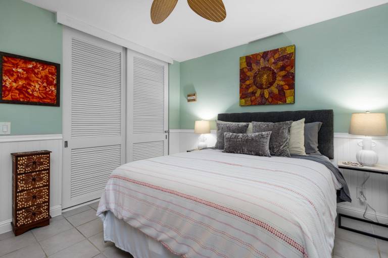 Welcoming Serene Tropical Get Away at the Pool