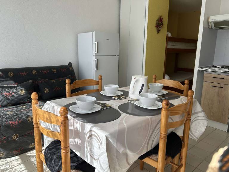Downtown 1BR Apartment with Bunks, Near Beach & Port, Private Parking Included — photo 2