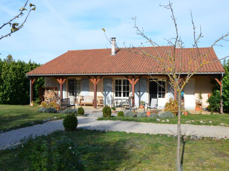 Vacation home with patio in Lacave