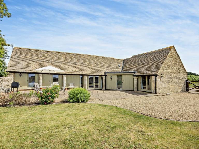 Cottage with yard in Cirencester