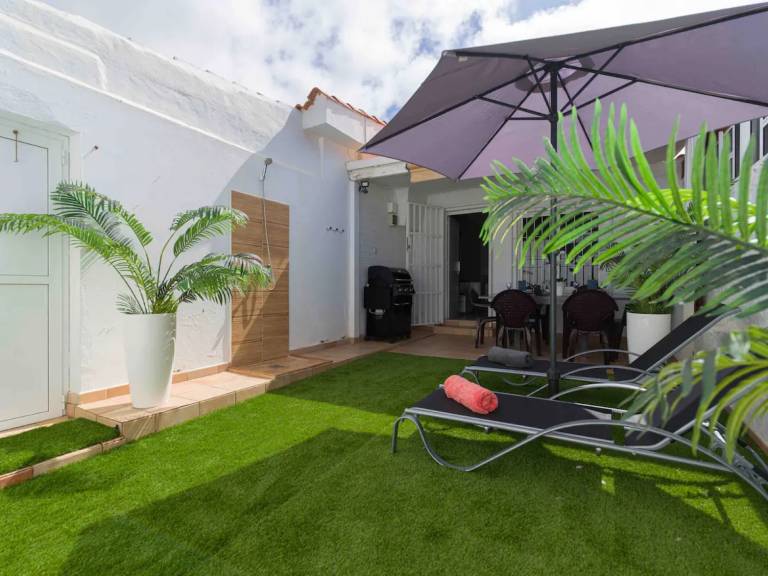 Vacation Apartment 'Amplio Apartamento En El Centro' with Private Terrace, Private Garden and Wi-Fi — photo 3