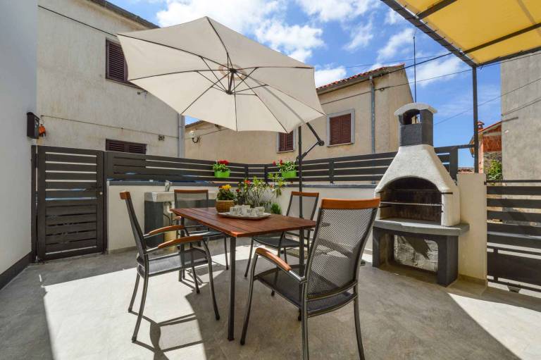 Charming vacation home with patio & barbeque | Dogs allowed — photo 2