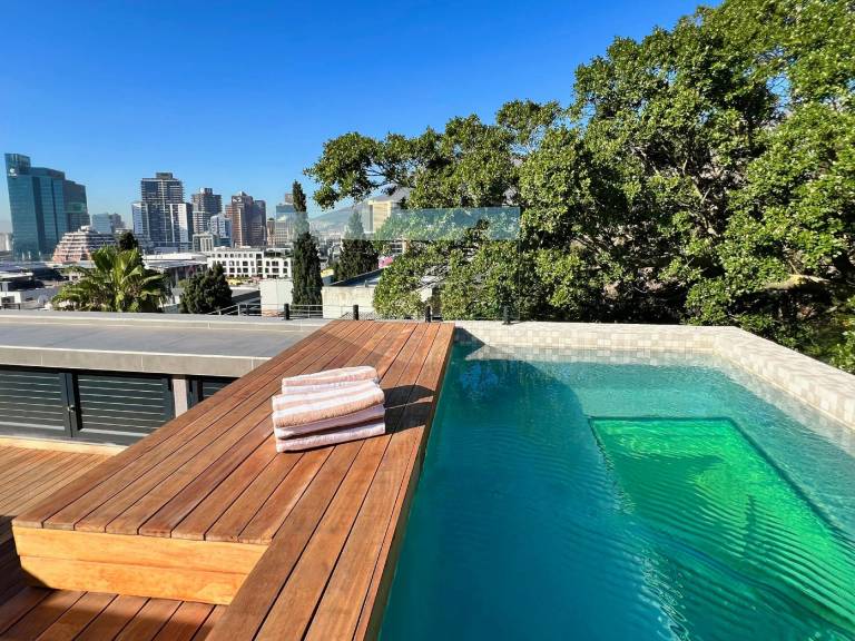 De waterkant living Townhouse with private pool