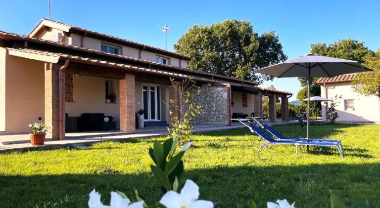 House with garden, pool & BBQ in Pistoia