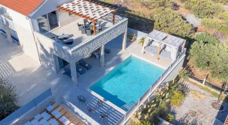 Villa with pool & hot tub in Jelsa