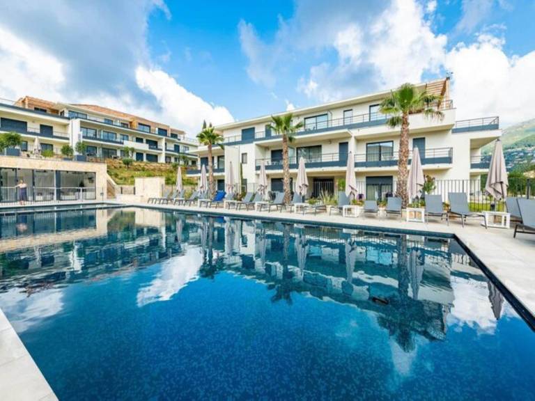 Holiday apartment with pool, patio & yard in Vence