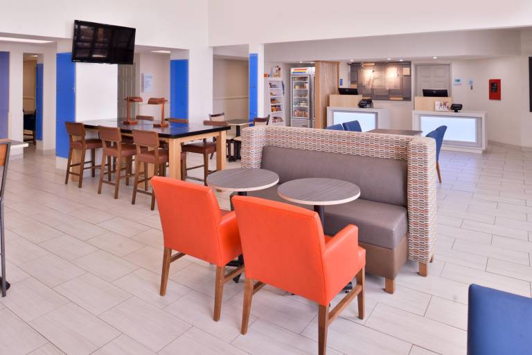 Holiday Inn Express Hotel & Suites Farmington By IHG — photo 4