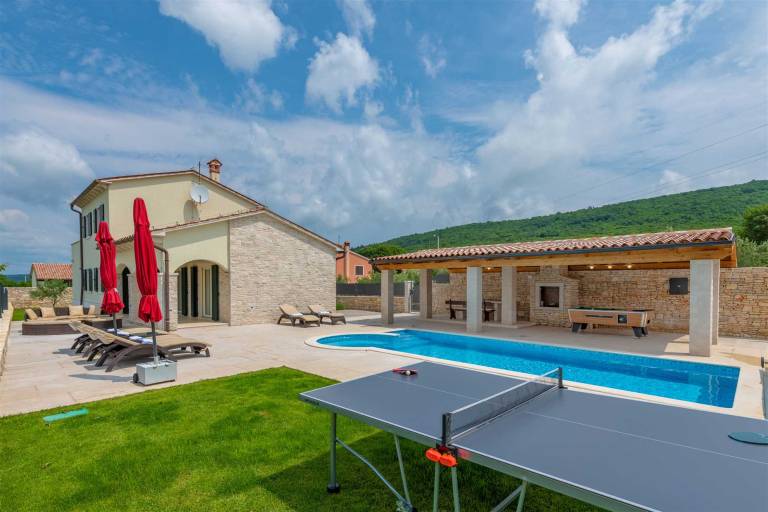 Rental with BBQ, pool & yard | Pool view in Labin