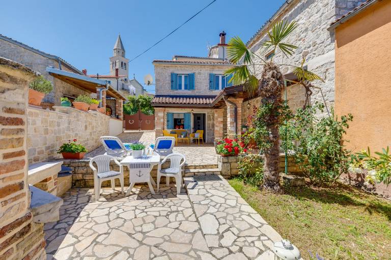 Lovely holiday apartment with terrace, garden & grill | Pets are welcome in Porec
