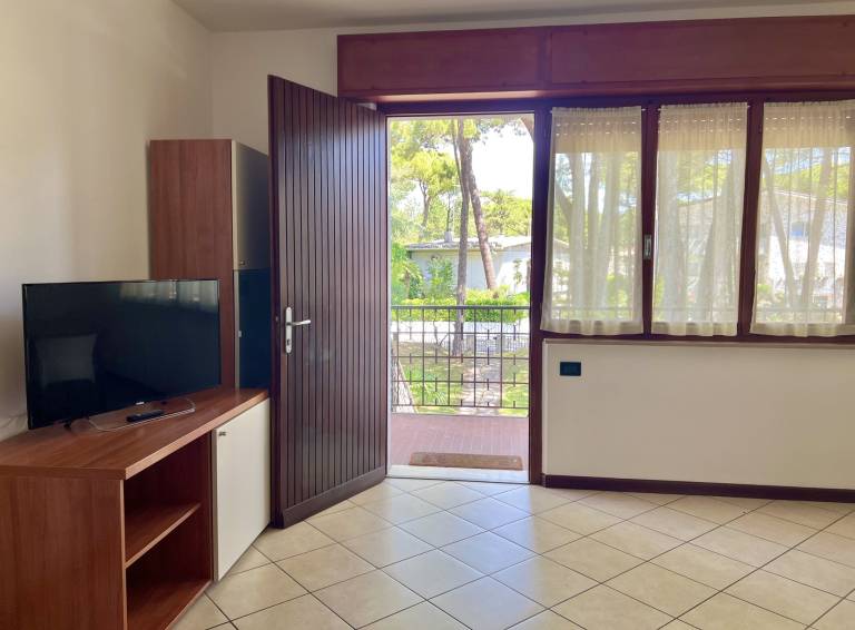 Holiday apartment with terrace & yard — photo 5