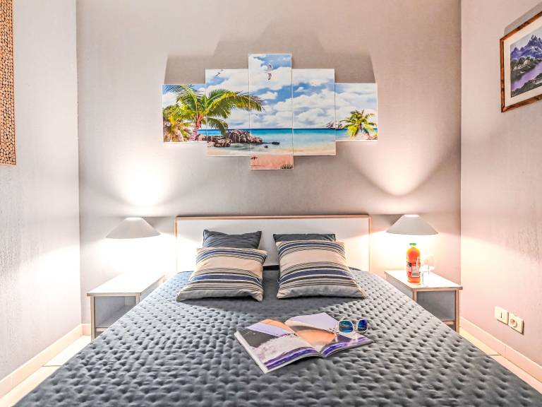 Apartment with pool, yard & terrace | Sea view — photo 5