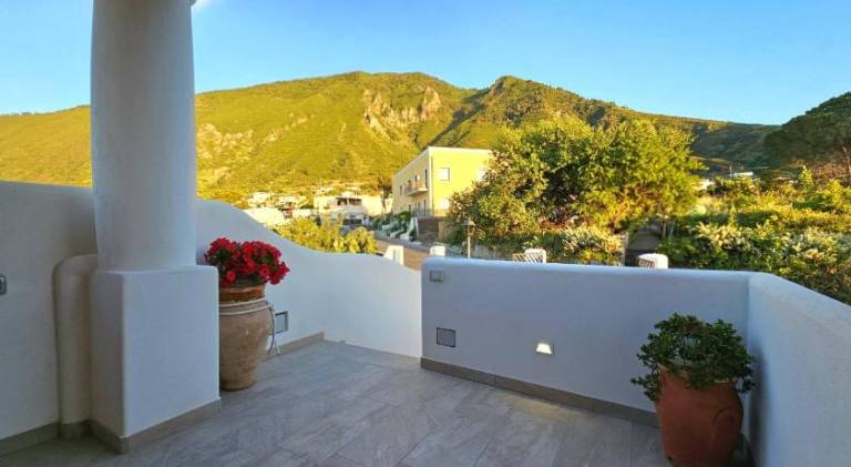 Vacation home with terrace, barbecue & yard — photo 4