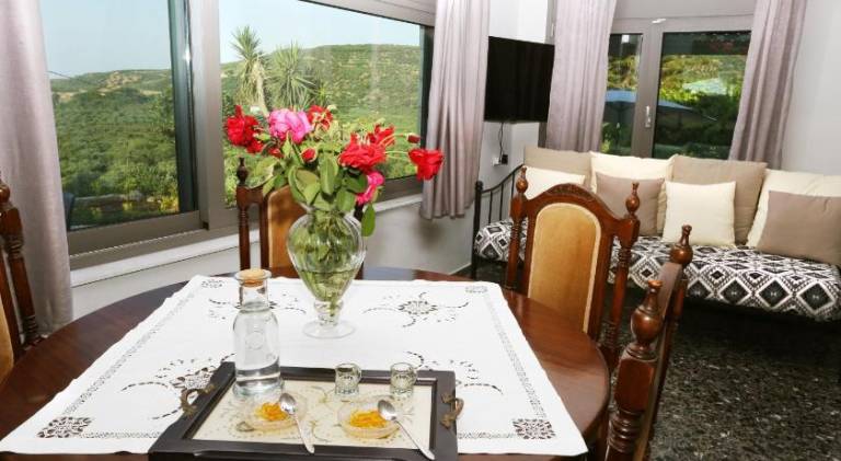 Vacation home with terrace, barbeque & yard — photo 3