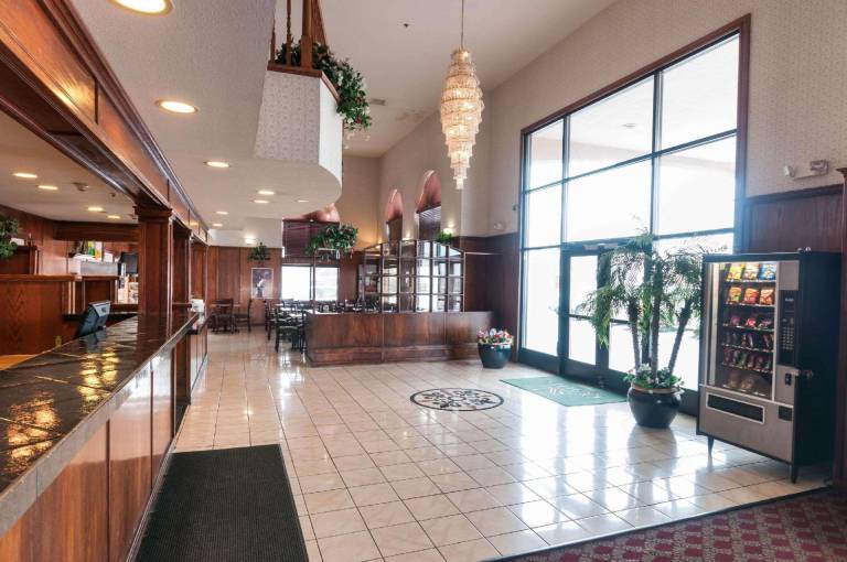 Quality Suites Albuquerque Airport — photo 2