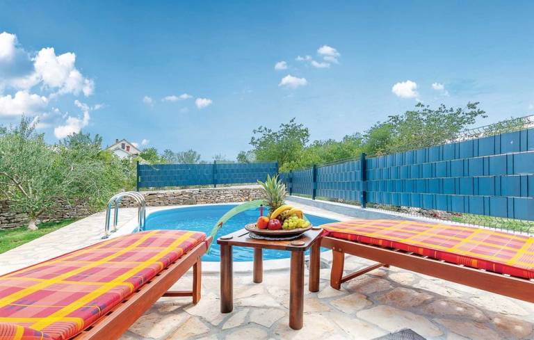 Family-friendly vacation home with barbeque, garden & patio | Pool view | Dogs allowed — photo 2