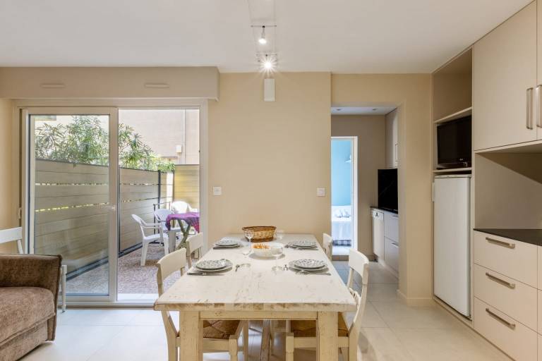 Apartment with terrace — photo 2