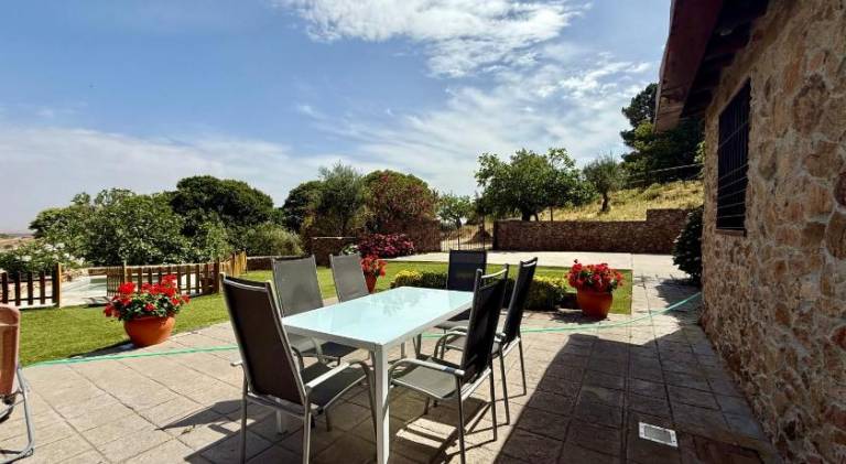 House with patio, yard & private pool — photo 5