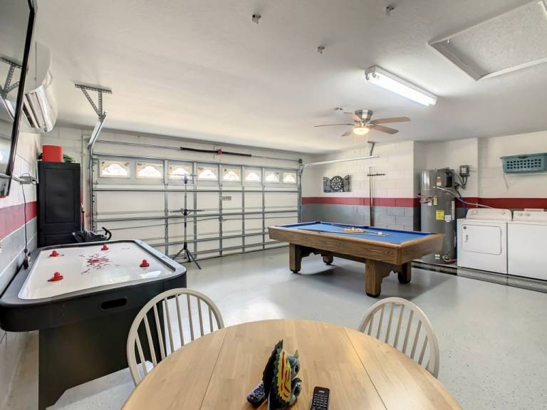 Vacation home with hot tub, grill & private pool — photo 3