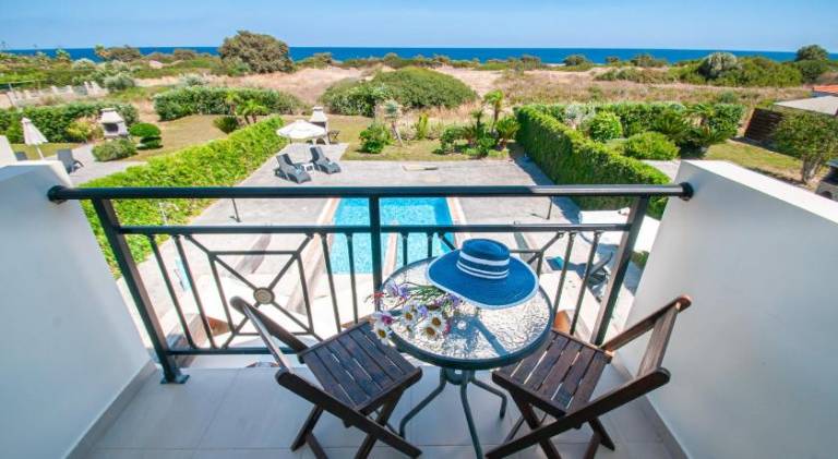 Villa with grill, patio & private pool — photo 4