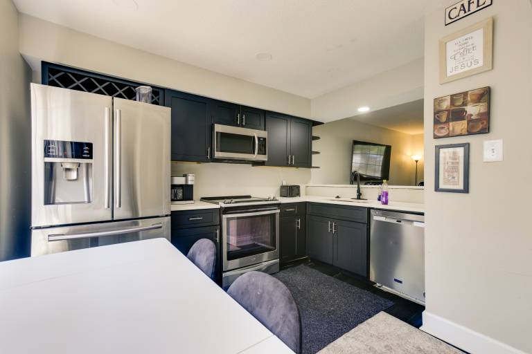 4 Mi to IAH: Suburban Houston Townhome — photo 2