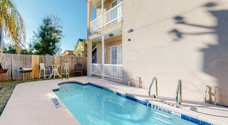 Apartment with pool — photo 3