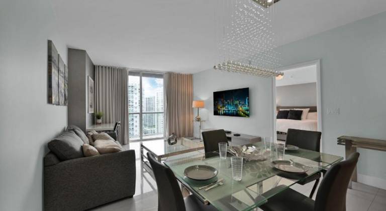 Holiday apartment with hot tub & pool | Close to Bayfront Park in Miami, FL