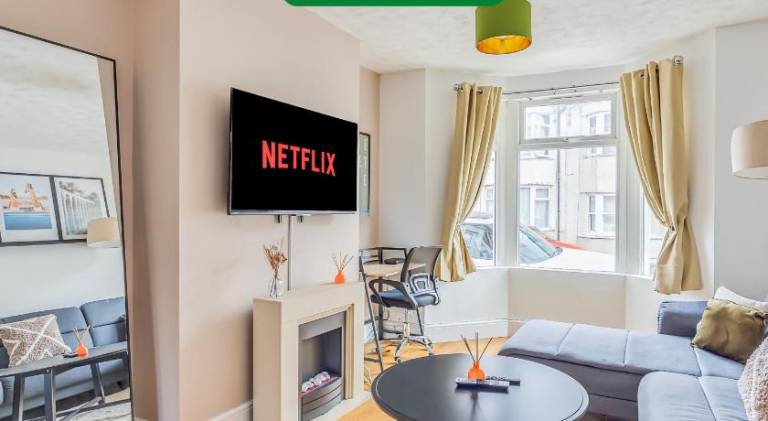 Lutterworth House - Prime Location - Free Parking, Pool Table, Fast WiFi and Smart TV by Yoko Proper in Northampton