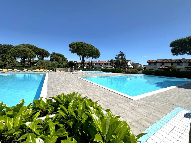 Family-friendly villa with terrace, pool & garden | Garden view | Pets allowed — photo 2