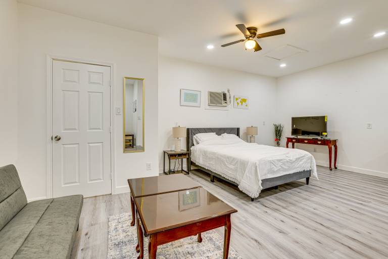 9 Mi to Old Town Spring Suburban Stay in Houston