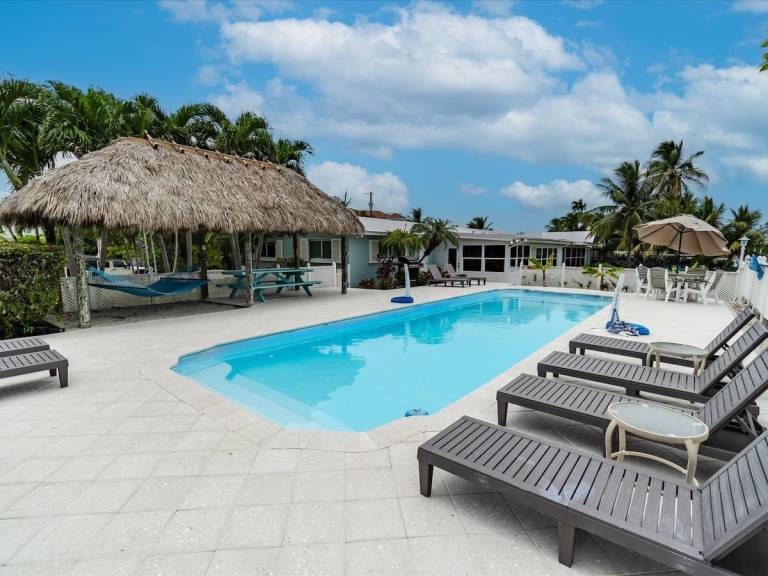 Family-friendly house with barbeque, private pool & yard | Water view | Next to the beach | Pet-friendly — photo 2