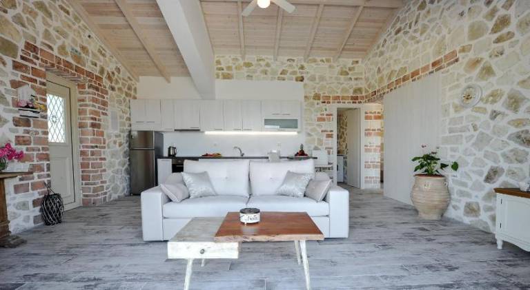 Villa with pool — photo 4