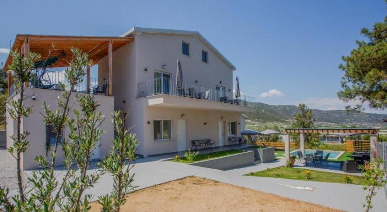 Serviced apartment with pool, terrace & yard | Pet-friendly — photo 4
