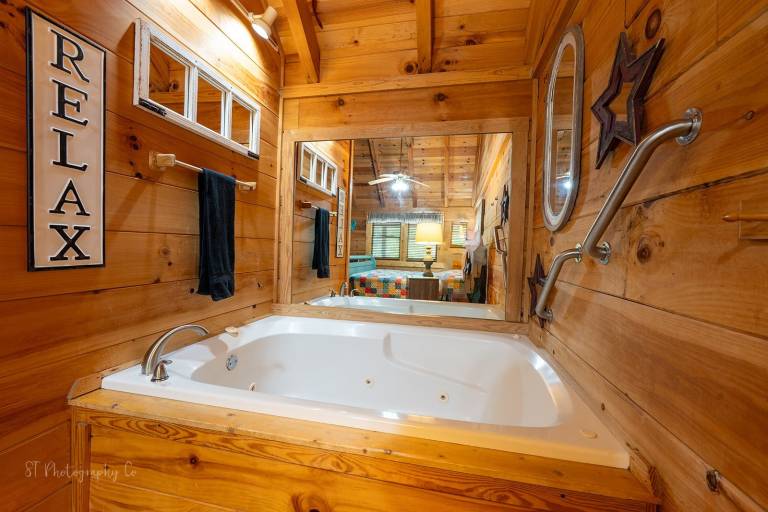 Bean Pot: Pet Friendly, Free Attraction Tickets, Hot Tub & Close to PF — photo 4