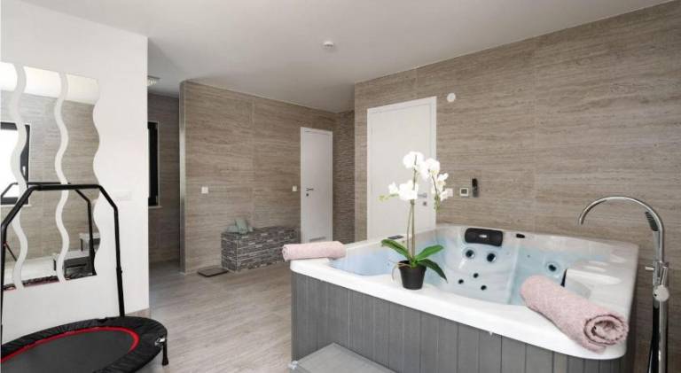 Vacation home with pool & jacuzzi | Pets are welcome — photo 5
