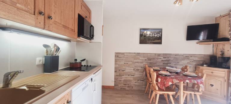 Apartment with yard — photo 4