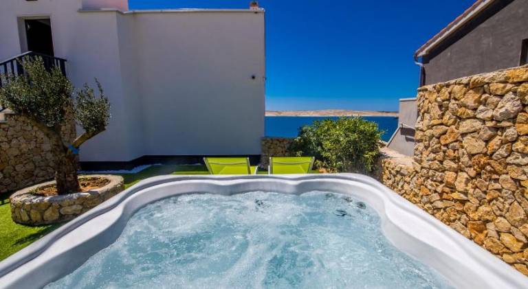Holiday apartment with jacuzzi, BBQ & yard — photo 3