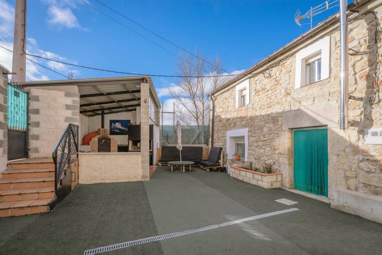 Vacation home with terrace, private pool & garden | Mountain view | Perfect for remote work in Burgos