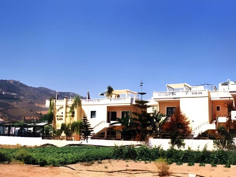 Serviced apartment with pool, hot tub & patio | Close to the beach | Pets allowed in Malevizi