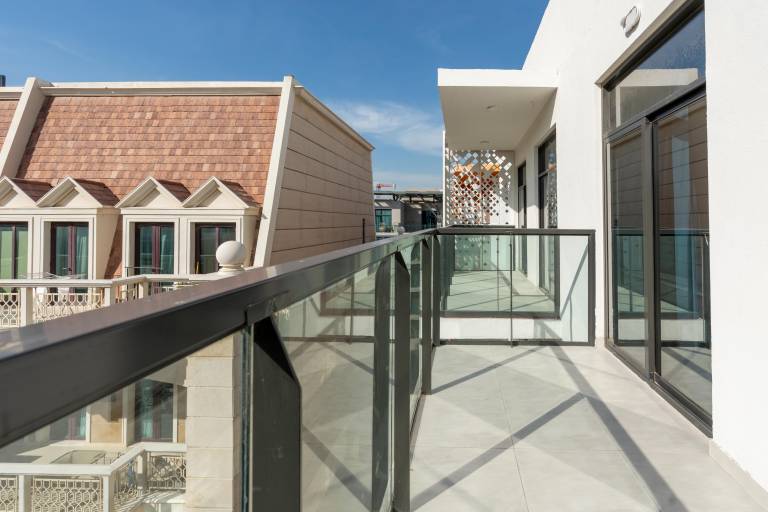 Stylish 1BR in JVC with Pool & Gym Sleeps 3