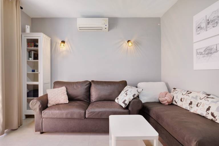 Salou Beach Apartment with Sea Views, Wi-Fi and Air Conditioning — photo 3