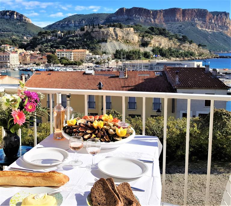 Children-friendly lovely rental apartment with patio | Sea view | Beach nearby | Pets allowed in Cassis