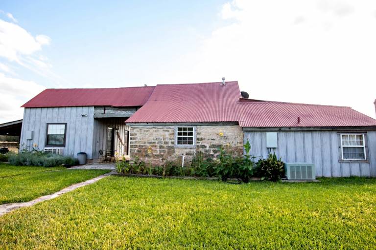 Cabin with yard, barbecue & patio in Fredericksburg, TX