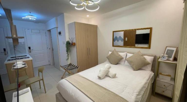 Serviced apartment with yard & patio — photo 3