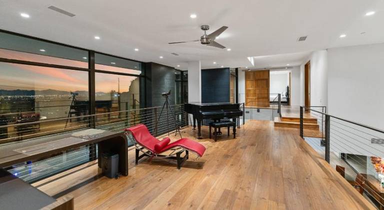 House with hot tub & pool — photo 3