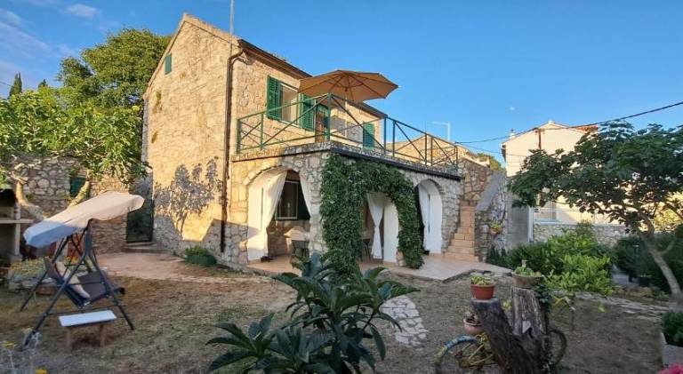 Vacation home with garden in Vodice