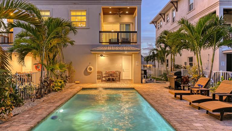 Casa Stolida Pet Friendly Ping Pong Table, Private Heated Pool, Steps to Beach! — photo 5